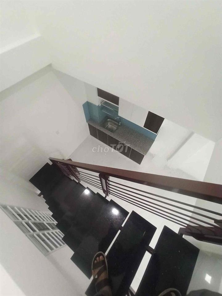 phòng trọ Âu Cơ, 1 trệt 1 lầu đúc, đủ nội thất, nhà mới đẹp, giờ tự do