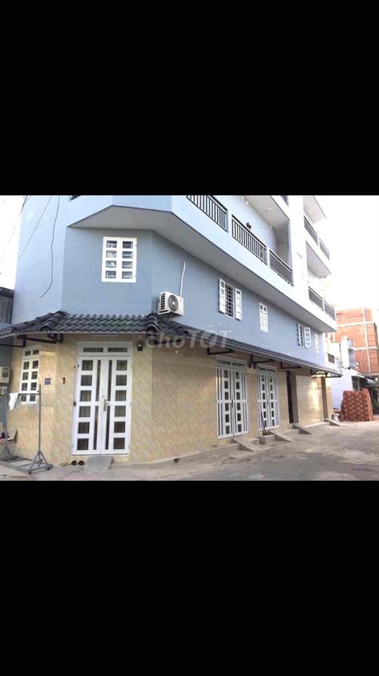 còn 1 phòng lầu 1 dt 20 m2.có máy lanh,ban công, an ninh,yên tĩnh