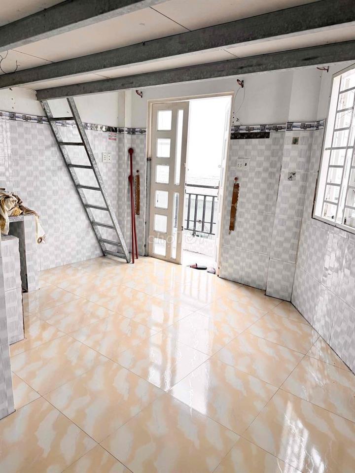 còn 1 phòng lầu 1 dt 20 m2.có máy lanh,ban công, an ninh,yên tĩnh