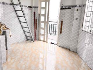 còn 1 phòng lầu 1 dt 20 m2.có máy lanh,ban công, an ninh,yên tĩnh