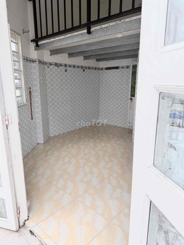 còn 1 phòng lầu 1 dt 20 m2.có máy lanh,ban công, an ninh,yên tĩnh