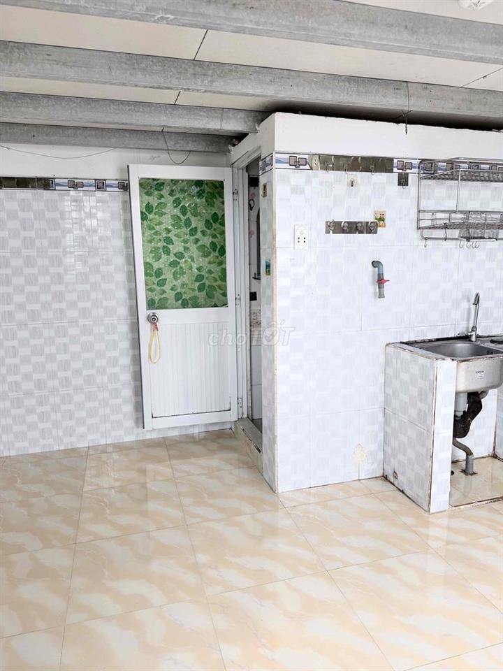 còn 1 phòng lầu 1 dt 20 m2.có máy lanh,ban công, an ninh,yên tĩnh