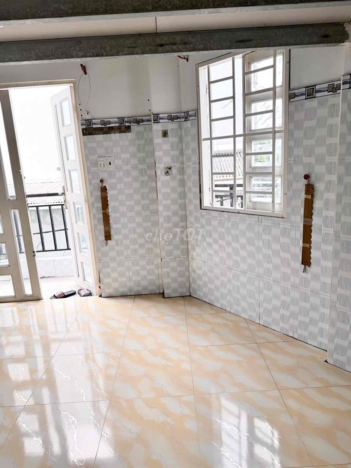 còn 1 phòng lầu 1 dt 20 m2.có máy lanh,ban công, an ninh,yên tĩnh