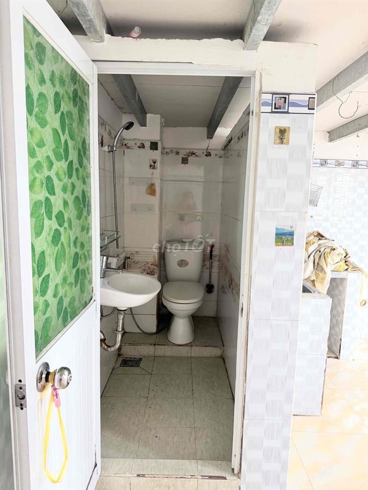 còn 1 phòng lầu 1 dt 20 m2.có máy lanh,ban công, an ninh,yên tĩnh