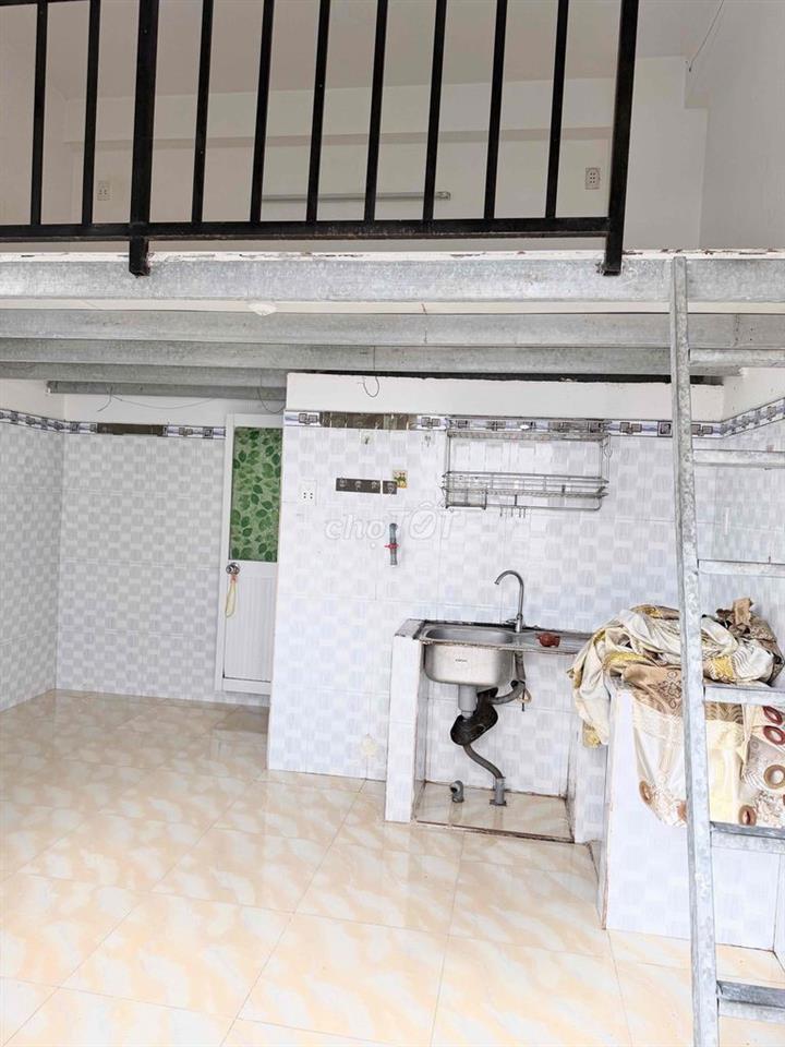 1 phòng lầu 2.dt15m2,có gac và ban công.hẻm yên tĩnh,an ninh.