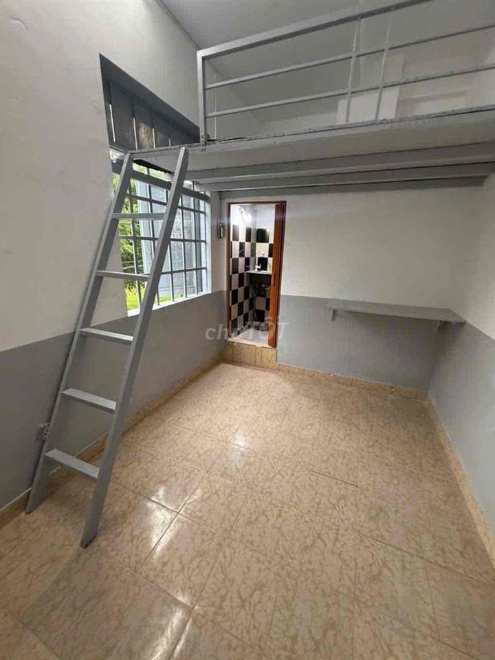 phòng đẹp có ban công cửa sổ thoáng mát 2,3tr