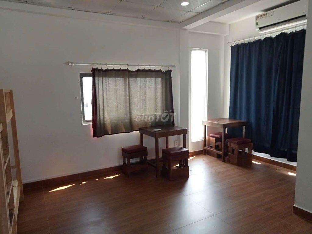 PHÒNG LỚN, MỚI, ĐẸP, NỘI THẤT CAO CẤP, CÓ BANCONG, VIEU ĐẸP, GIỜ TỰ DO