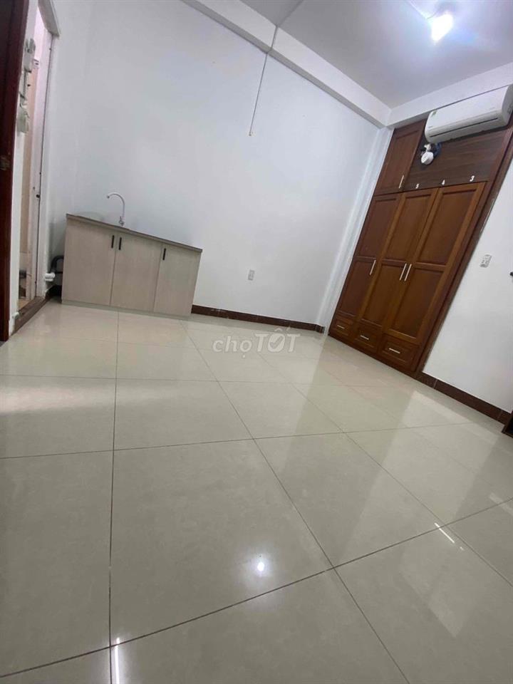 Phòng ở Đặng Thùy Trâm p13 quận bình Thạnh, cách trường đại học văn la