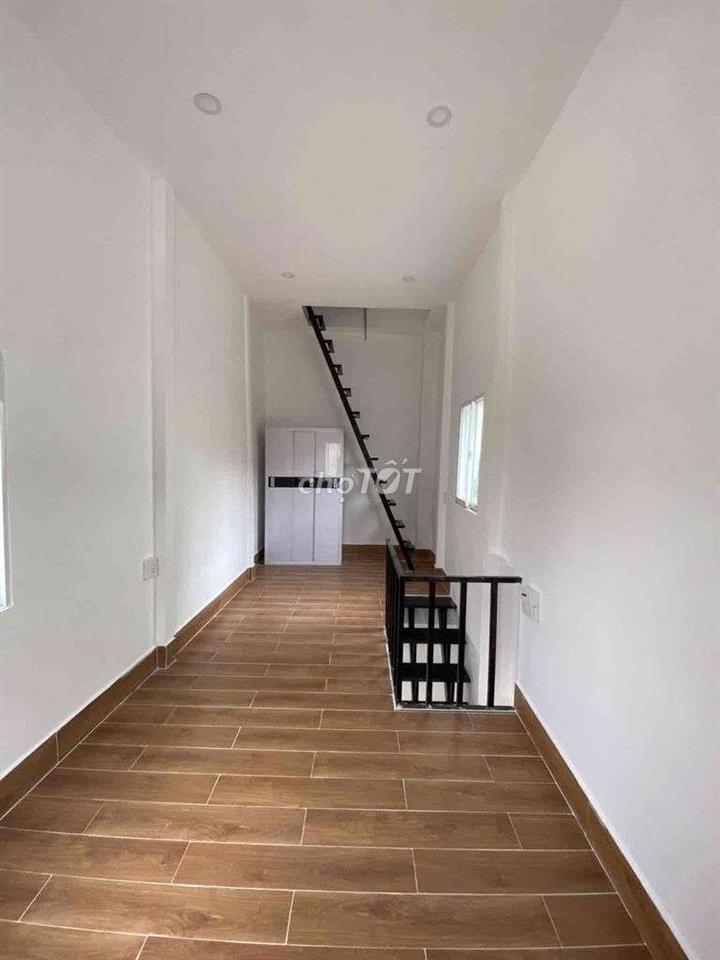 Nhà mới xây sạch sẽ Nguyễn Văn Quá dt 2.5x6m 1 lầu 1 sân thượng đúc 