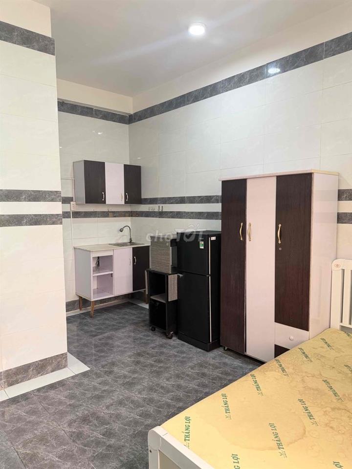 Phòng 20m2 đầy đủ nội thất, có cửa sổ, tháng máy