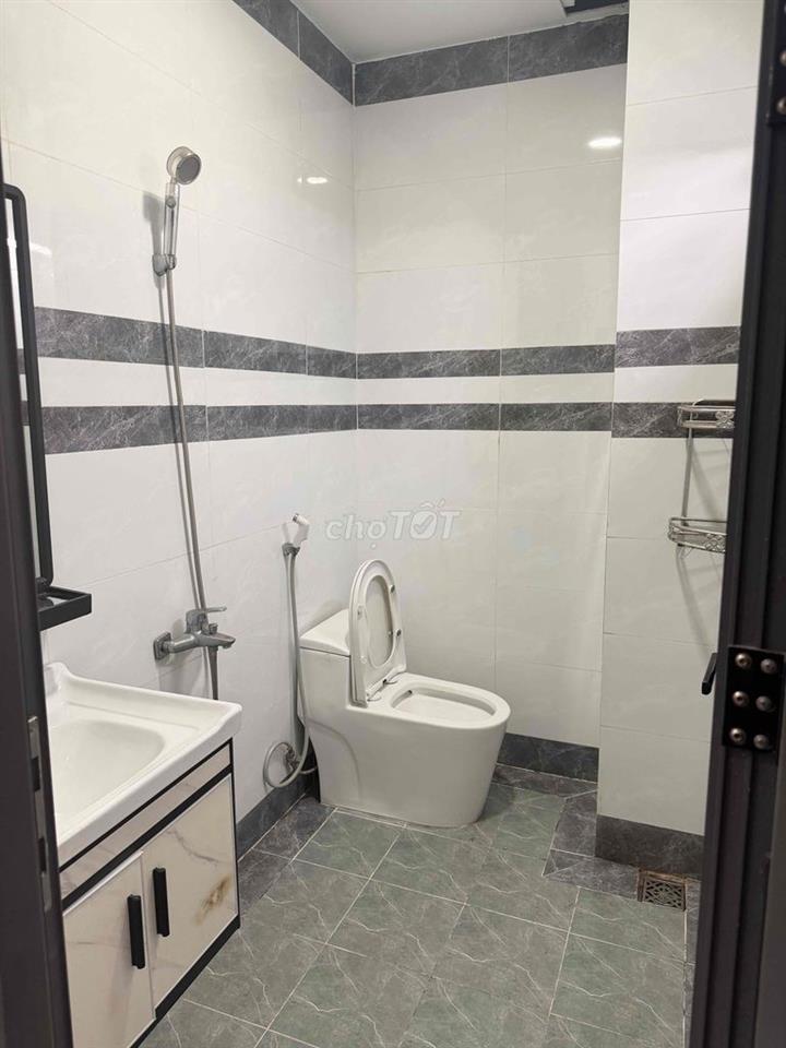 Phòng 20m2 đầy đủ nội thất, có cửa sổ, tháng máy