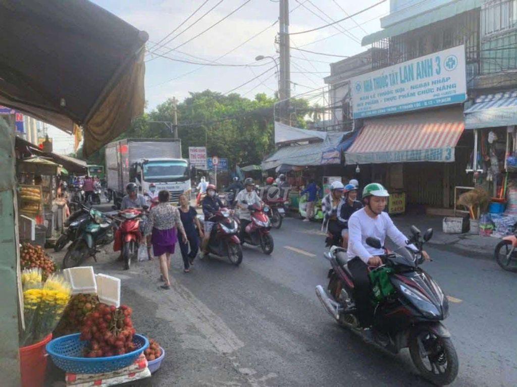 Nhà mặt tiền ngay chợ Đường buôn bán kinh doanh sầm uất