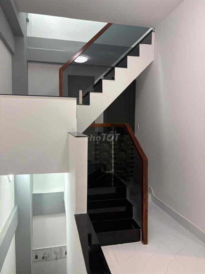 BÁN NHà 5 TầNG CMT8