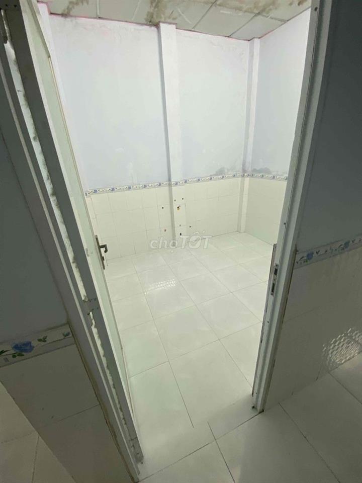 nhà ở , rộng rãi , hẻm ô tô vào được