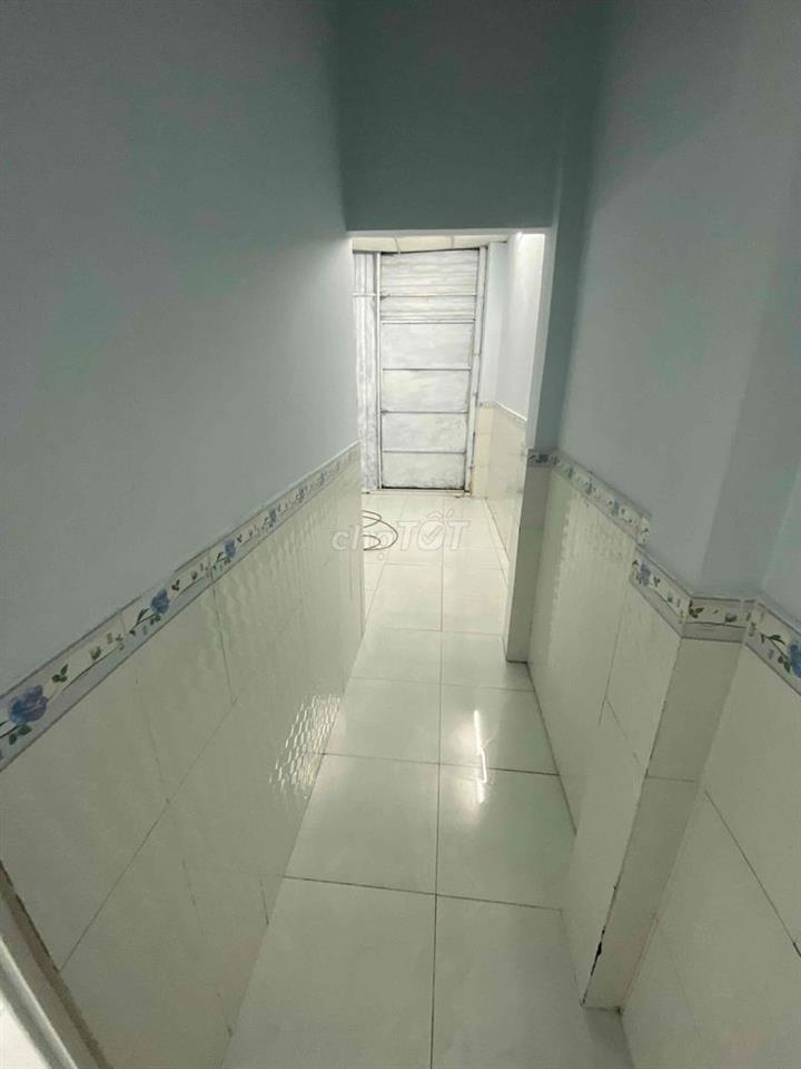 nhà ở , rộng rãi , hẻm ô tô vào được