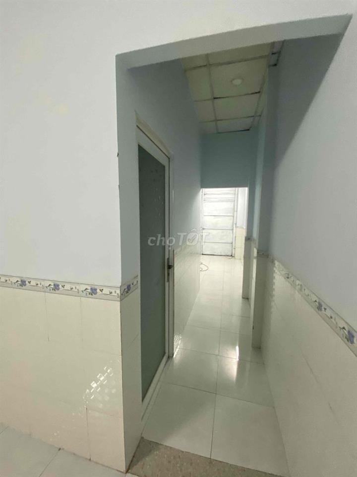 nhà ở , rộng rãi , hẻm ô tô vào được