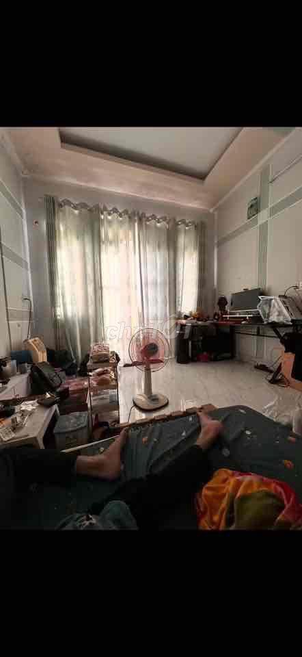 cần cho nữ thuê phòng ban công cửa cổ gần đại học gtvt