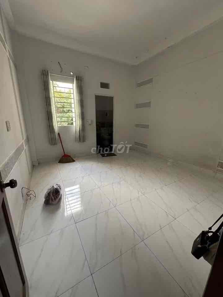 cần cho nữ thuê phòng ban công cửa cổ gần đại học gtvt