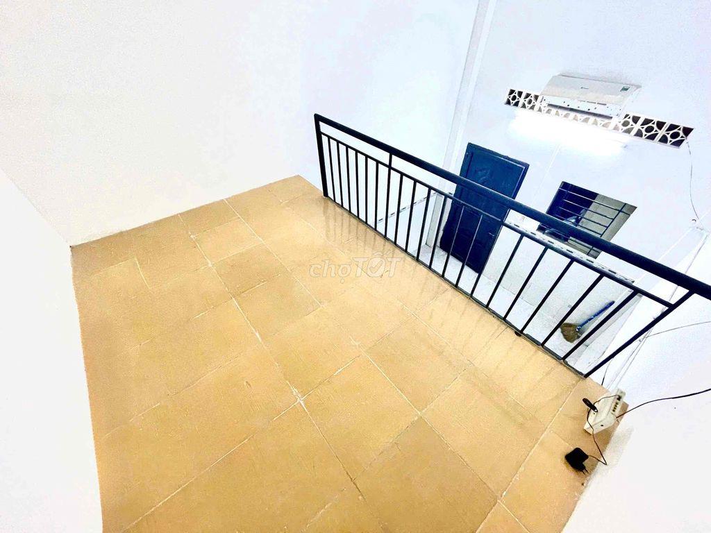 Phòng cho thuê ngay Nguyễn Tất Thành, có máy lạnh, đường Vườn Lài, Q12