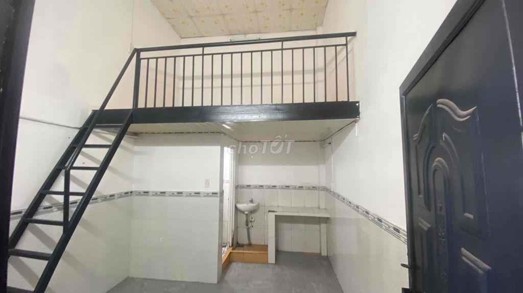 Phòng cho thuê ngay Nguyễn Tất Thành, có máy lạnh, đường Vườn Lài, Q12