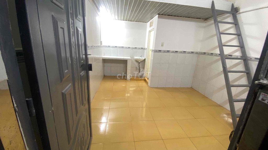 Phòng cho thuê ngay Nguyễn Tất Thành, có máy lạnh, đường Vườn Lài, Q12