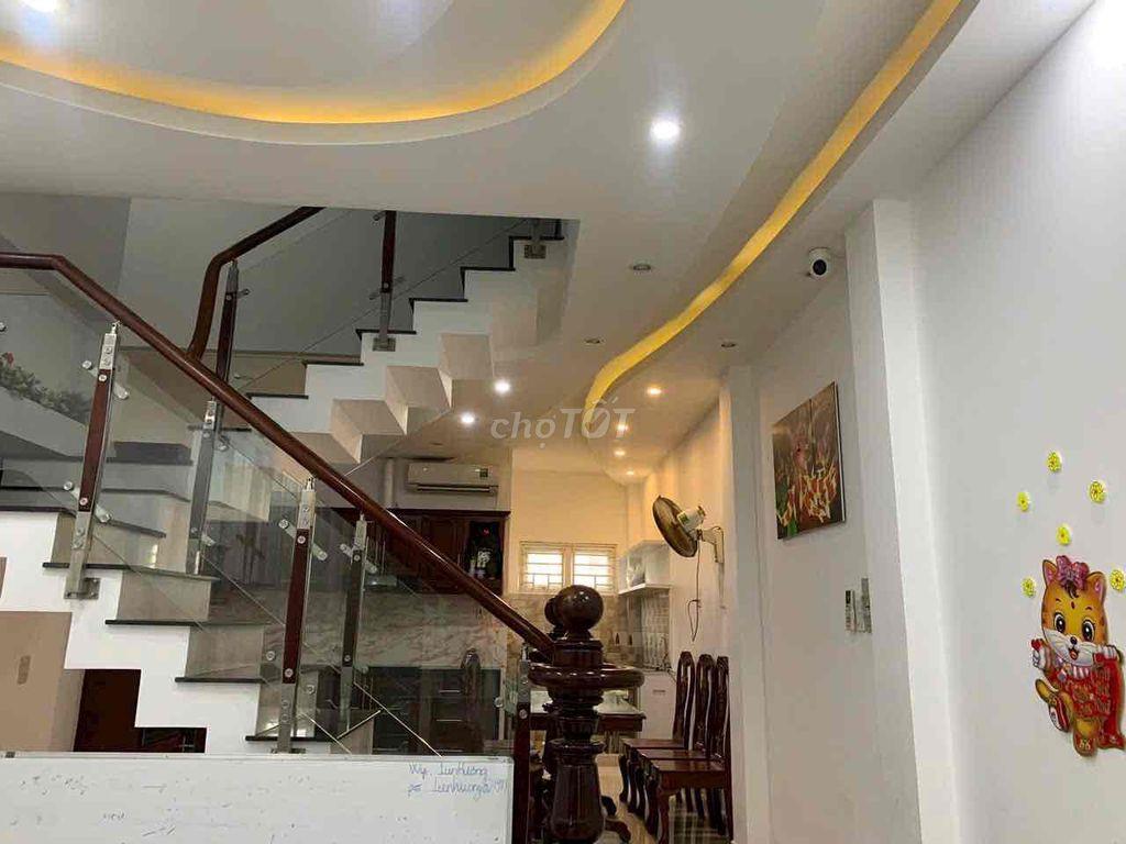 Cho thuê nguyên căn nhà Nguyễn Tất Thành, Q4
