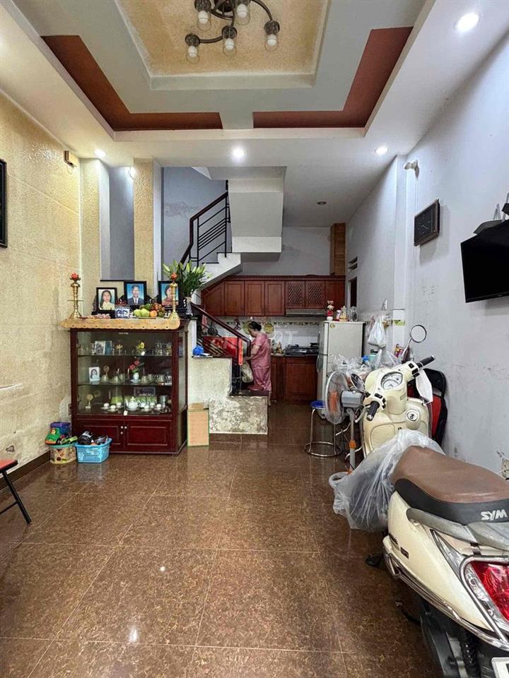 Chủ nhà cần bán gấp để đi nước ngoài.đường Hồ Bá Kiện Quận 10