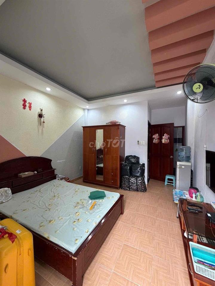 Chủ nhà cần bán gấp để đi nước ngoài.đường Hồ Bá Kiện Quận 10