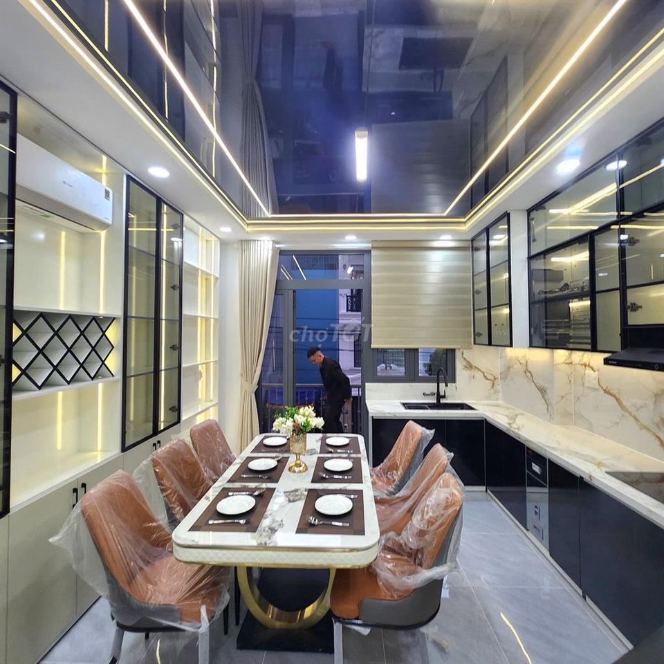 Chính chủ bán nhà 5 tầng gần Quận 2