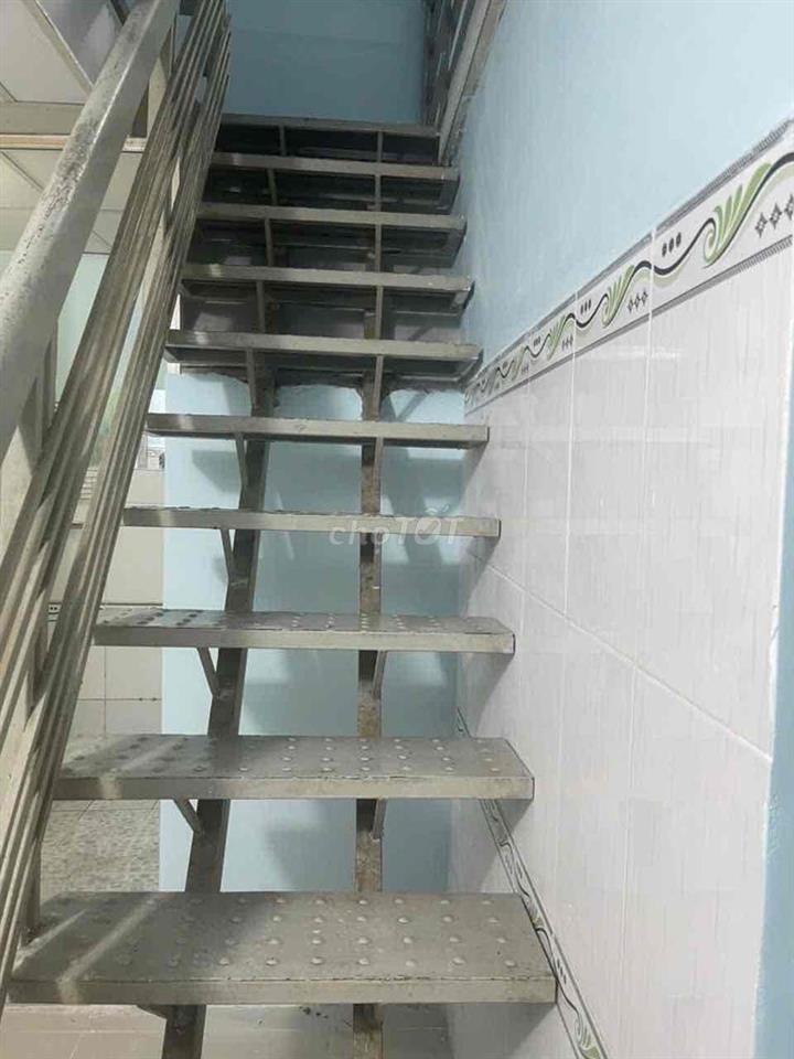 nhà đ35 một lửng +1pn dưới gần hiệp bình