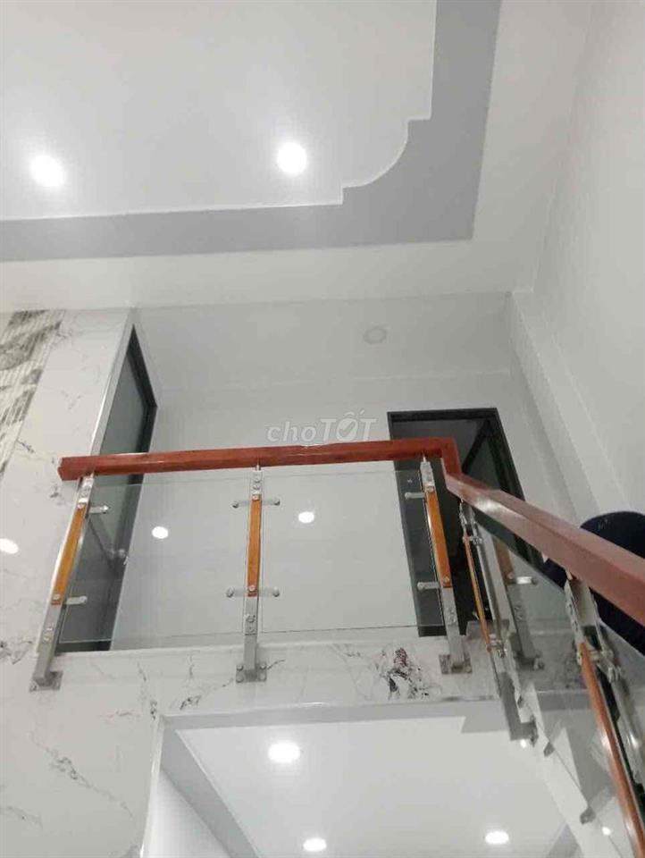 nhà mới đẹp 1 lầu lửng 3pn1wc  có sân rộng