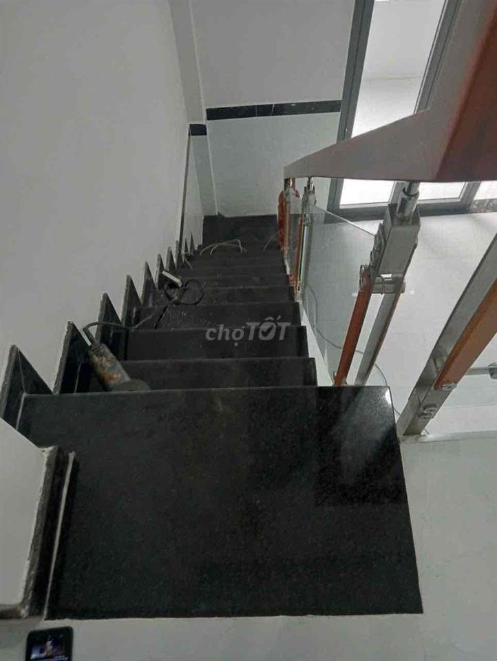 nhà mới đẹp 1 lầu lửng 3pn1wc  có sân rộng