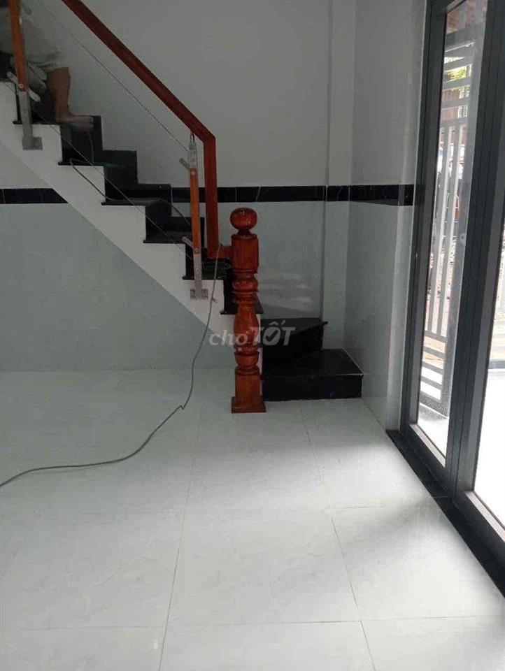 nhà mới đẹp 1 lầu lửng 3pn1wc  có sân rộng