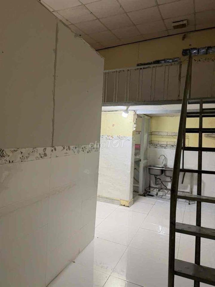 nhà cấp bốn có sân rộng đ xe tải gần chợ hiệp bình