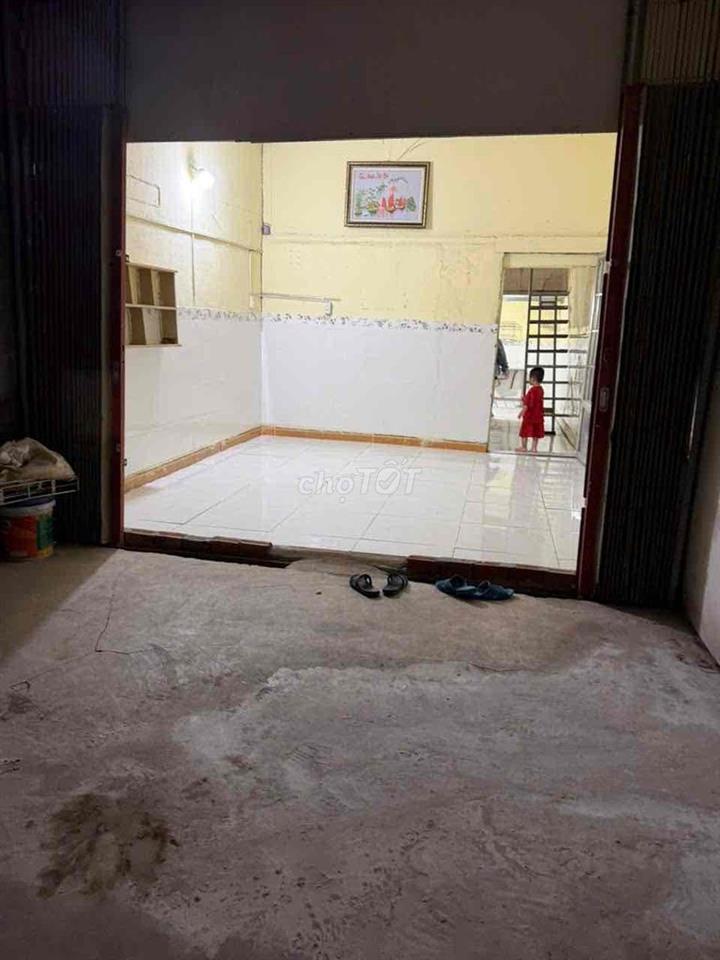 nhà cấp bốn có sân rộng đ xe tải gần chợ hiệp bình