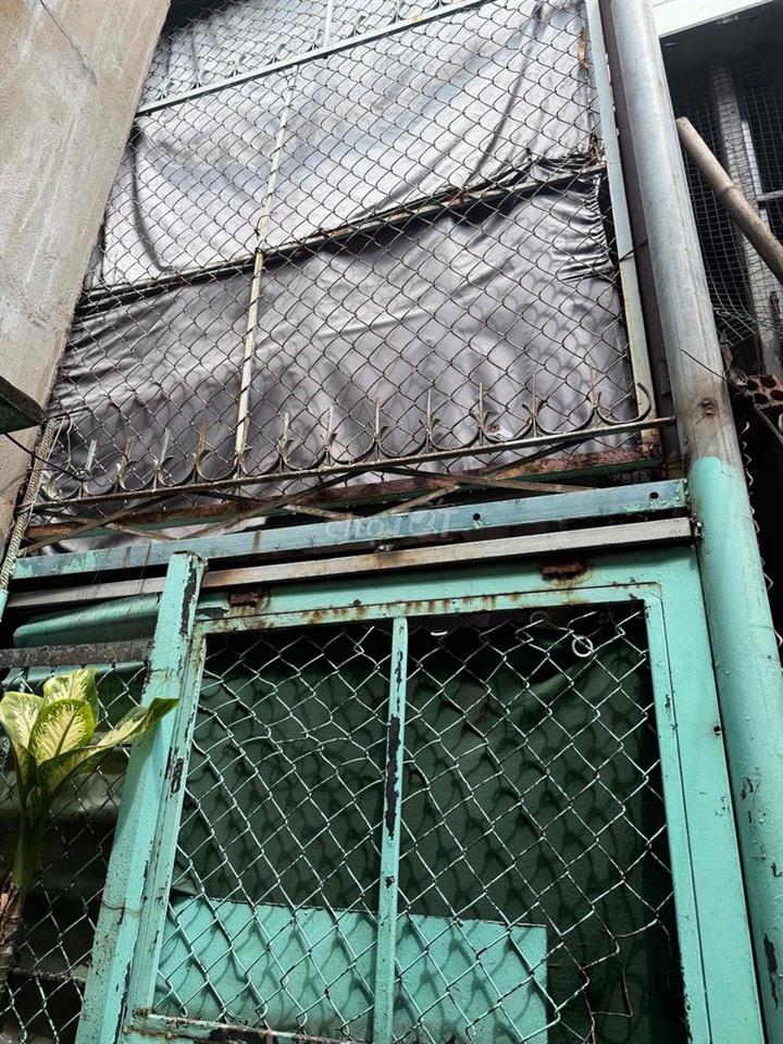 nhà nhỏ có gác gần chùa ưu đàm