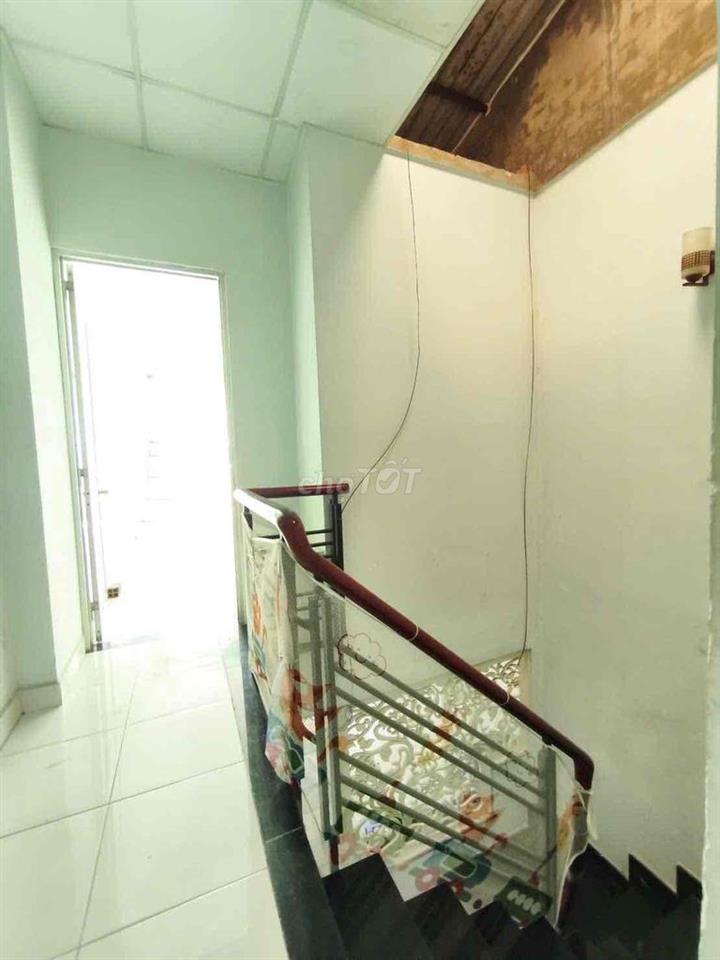 nhà đẹp đ 53 /1 lầu 2pn2wc hẻm ba gác có sân rộng