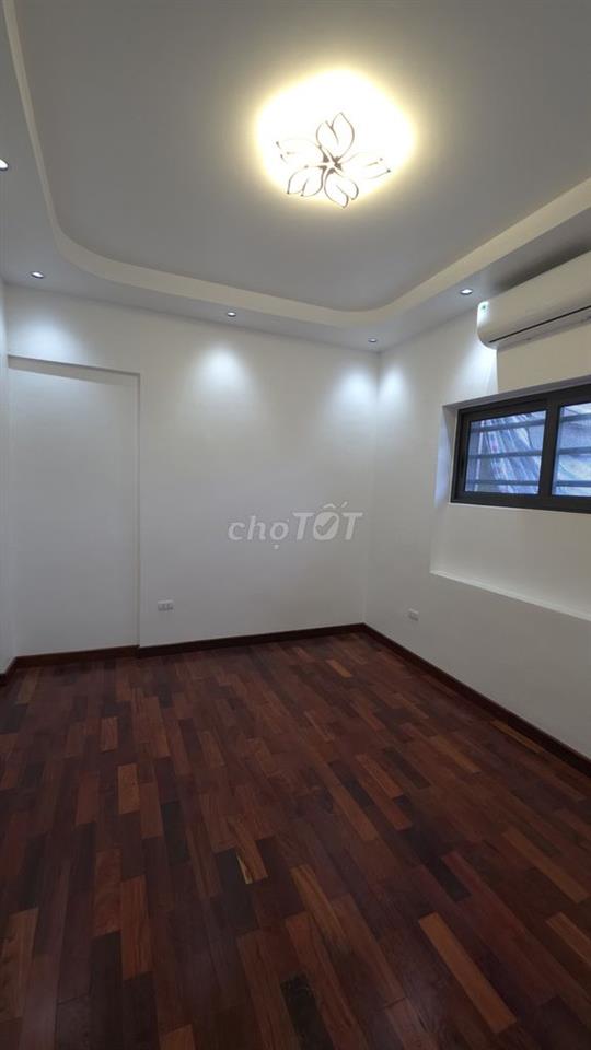 Cho thuê căn hộ tập thể tầng 3 mặt phố Đào Tấn, Linh Lang,Ba Đình
