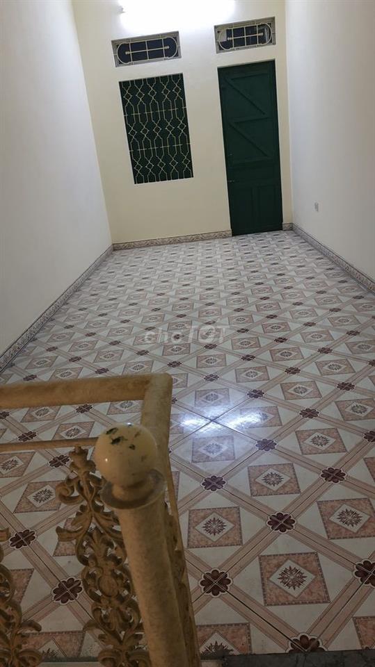 Nhà riêng 2 tầng, có sân chung rộng, gần trung tâm