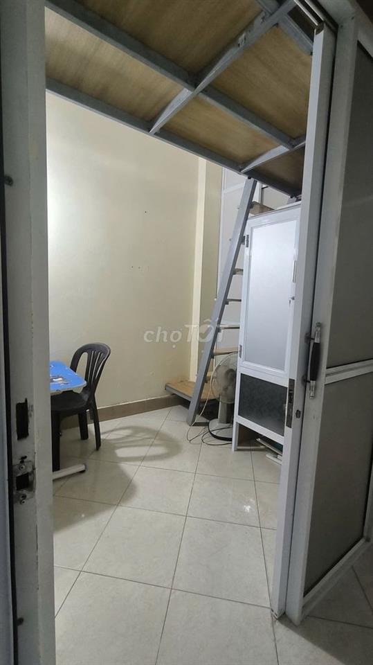 Cho thuê phòng tầng 2  ngõ 30 Phan Chu Trinh -Hoàn Kiếm 4 tr/th ,có đồ