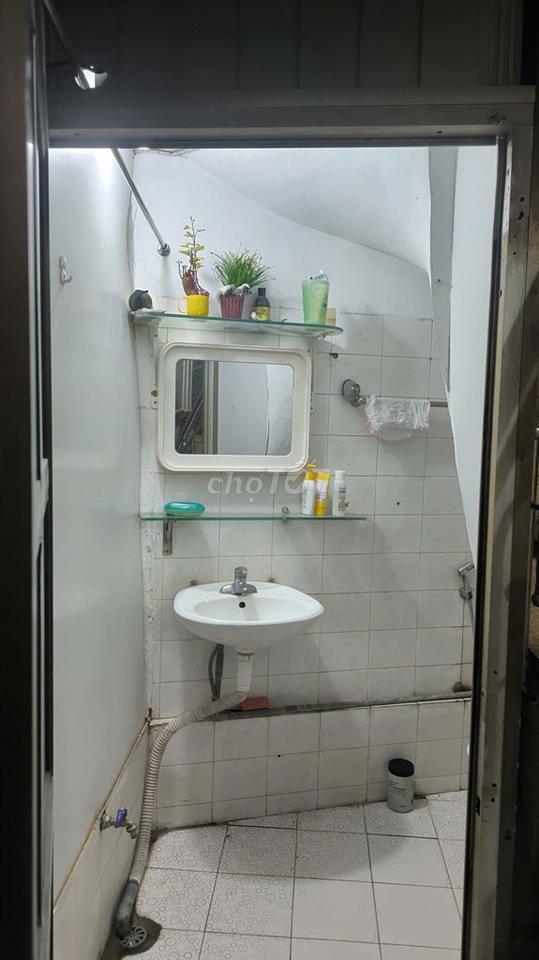 Cho thuê phòng tầng 2  ngõ 30 Phan Chu Trinh -Hoàn Kiếm 4 tr/th ,có đồ