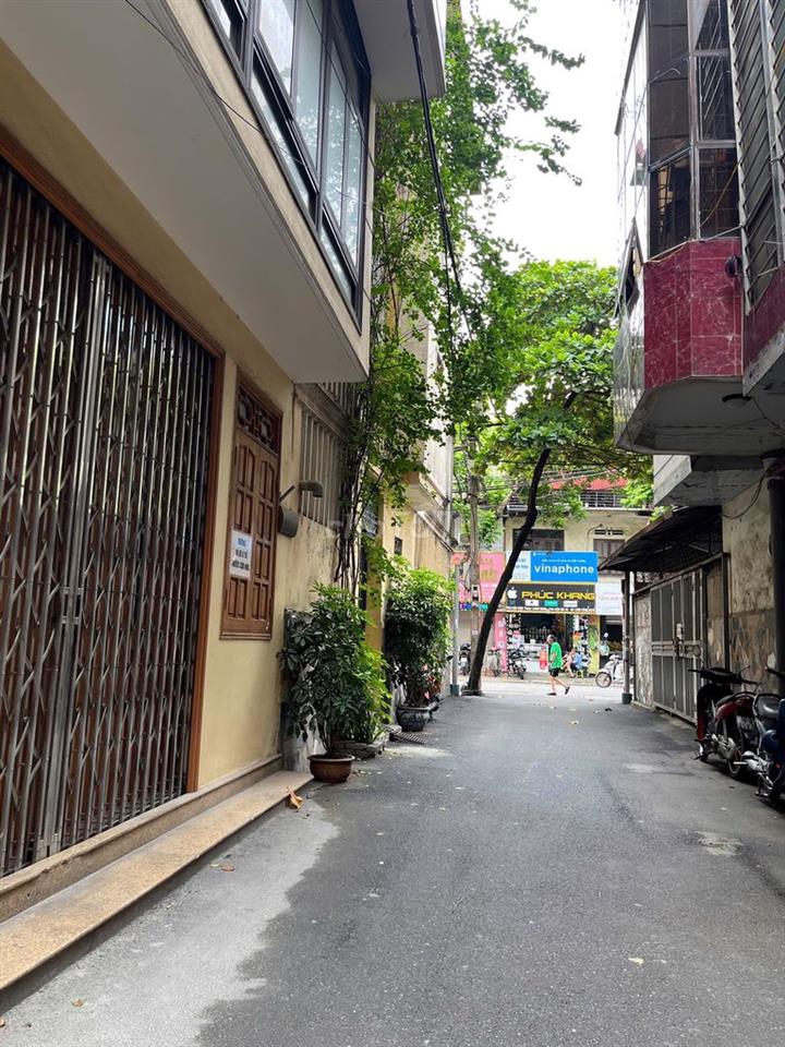 Hàng giảm giá liên tục