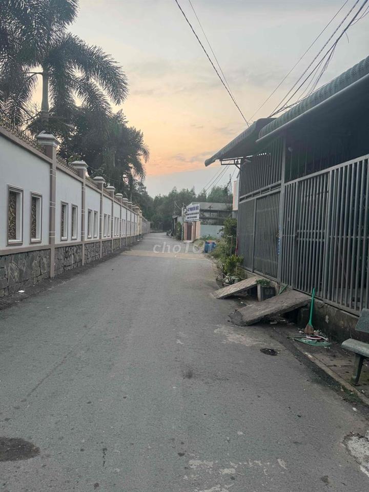 bán nhà  p thái hoà Tân uyên đường nhựa 8 m thông buôn