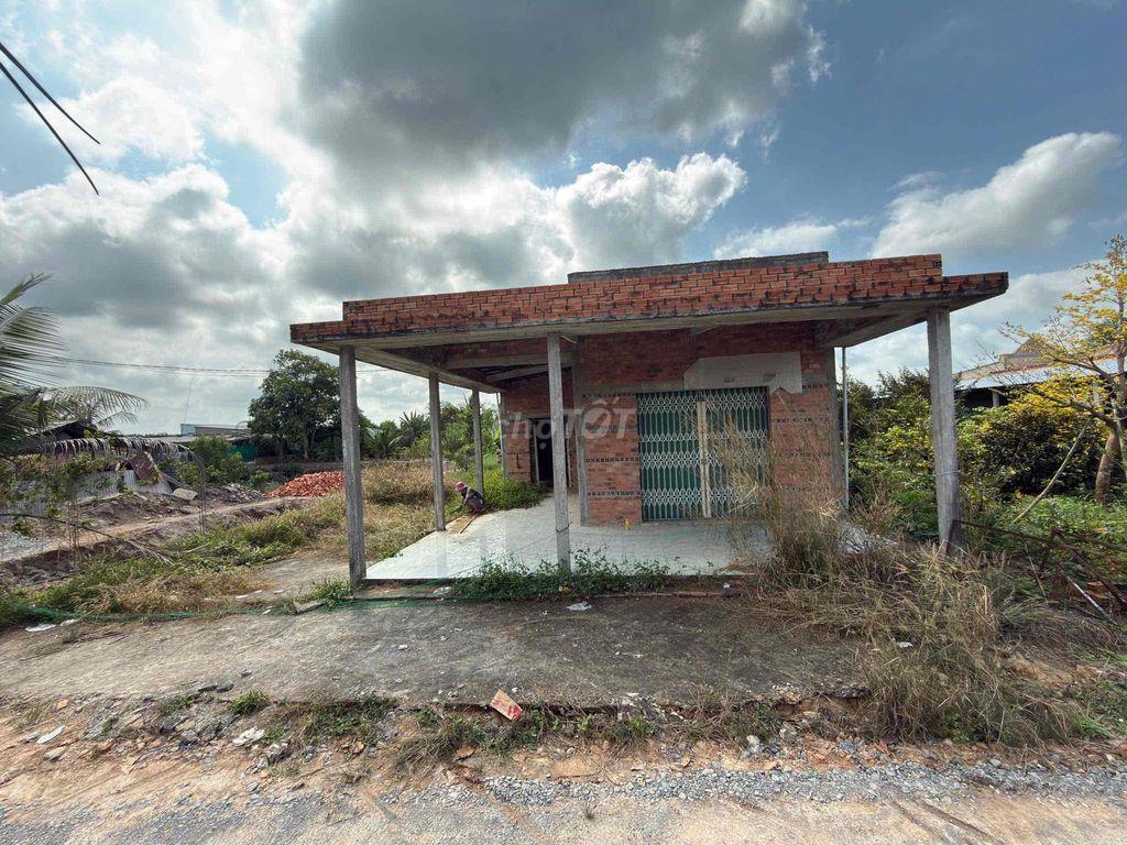 Em cần bán đất Long An, Đức Huệ đã xây sẵn 200m2 nhà