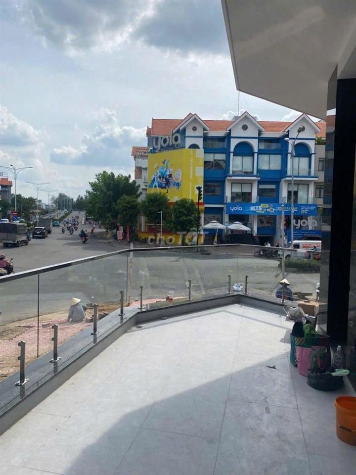 Cho thuê nhà đường 1 khu dân cư himlam Quận 7  DT 20m x 20m
