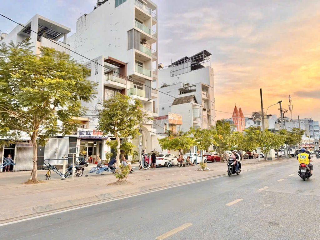 Cho thuê nhà 8 lầu khu cư xa ngân hang ,viwe song rất mát mẻ Quận 7