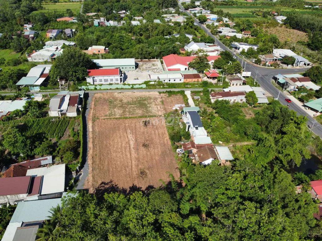 Bán đất 1 xẹt QL13 mặt tiền Kinh Doanh tốt. Ngay Cty trường học.