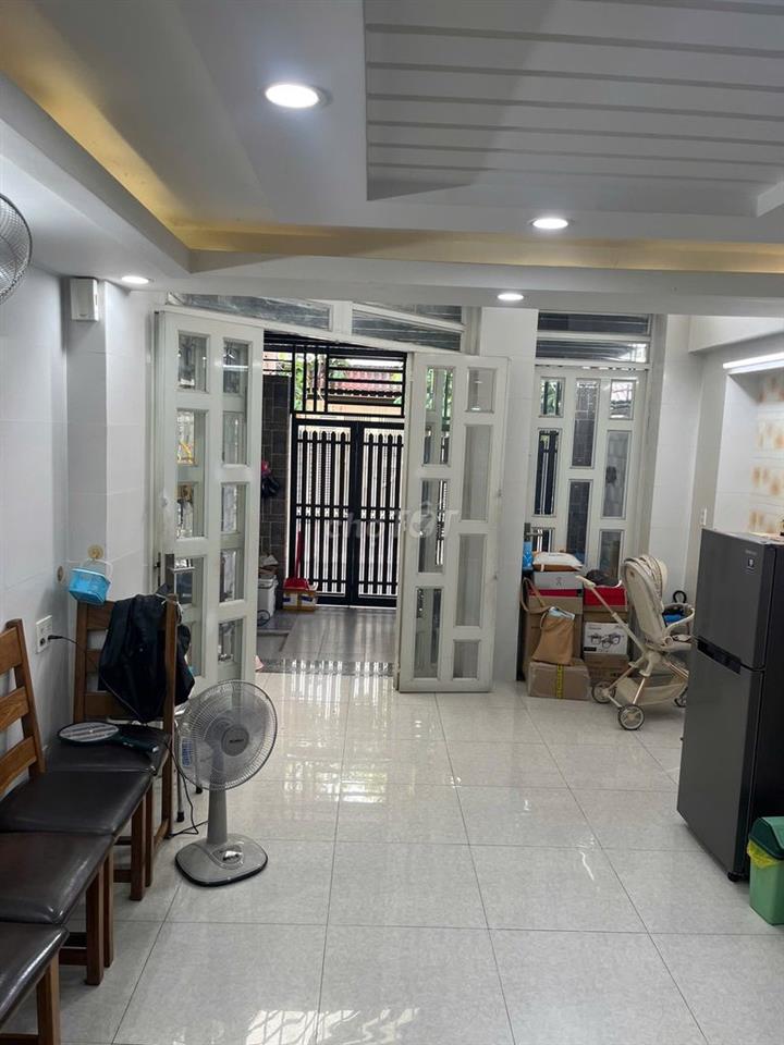 Nhà 4 tầng 4x11m full nội thất đường Trần bá giao,có sổ Hồng,chính chủ