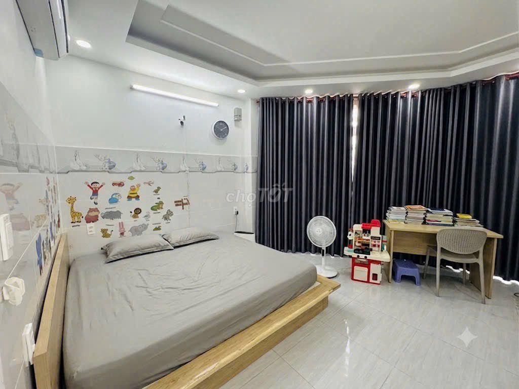 Nhà 4 tầng 4x11m full nội thất đường Trần bá giao,có sổ Hồng,chính chủ