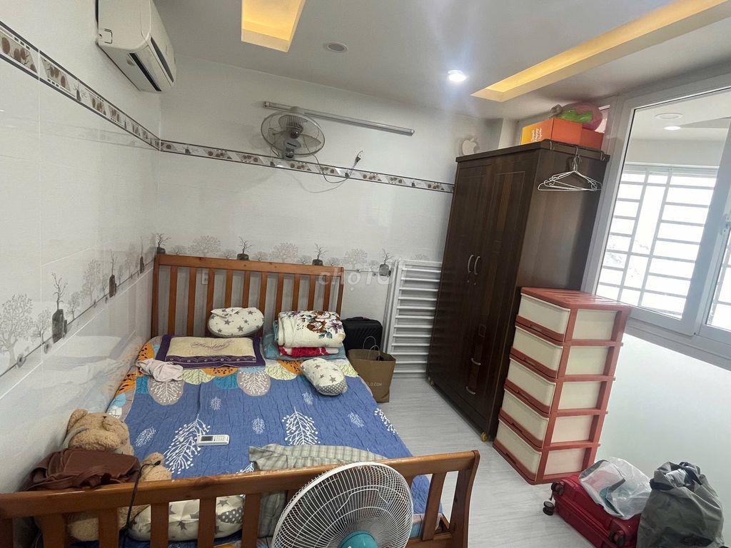 Nhà 4 tầng 4x11m full nội thất đường Trần bá giao,có sổ Hồng,chính chủ